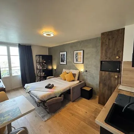 Le Chaplin Face Au Leman Apartment